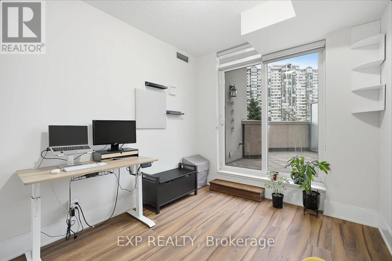 209 - 330 BURNHAMTHORPE ROAD W