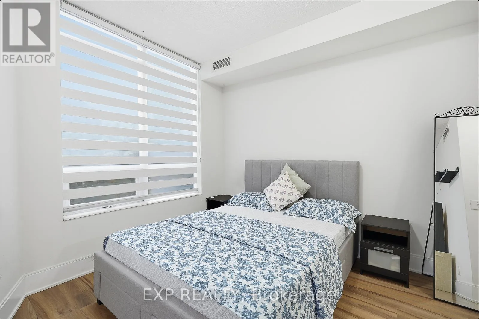 209 - 330 BURNHAMTHORPE ROAD W