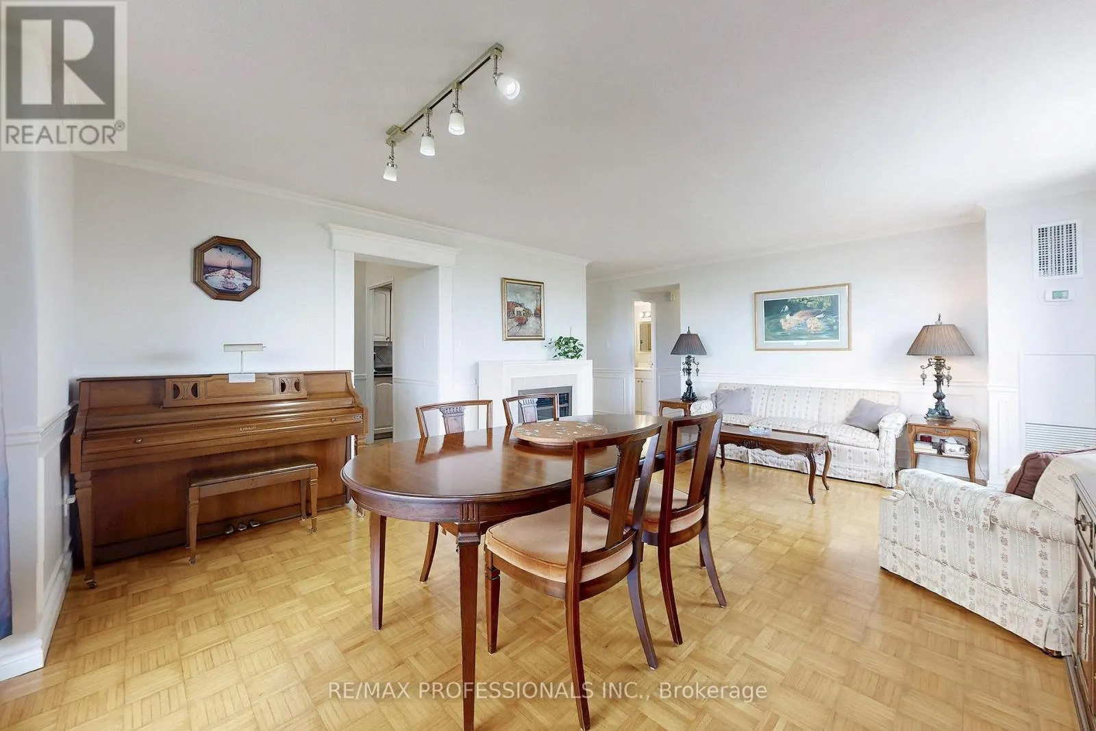 806 - 1535 LAKESHORE ROAD E