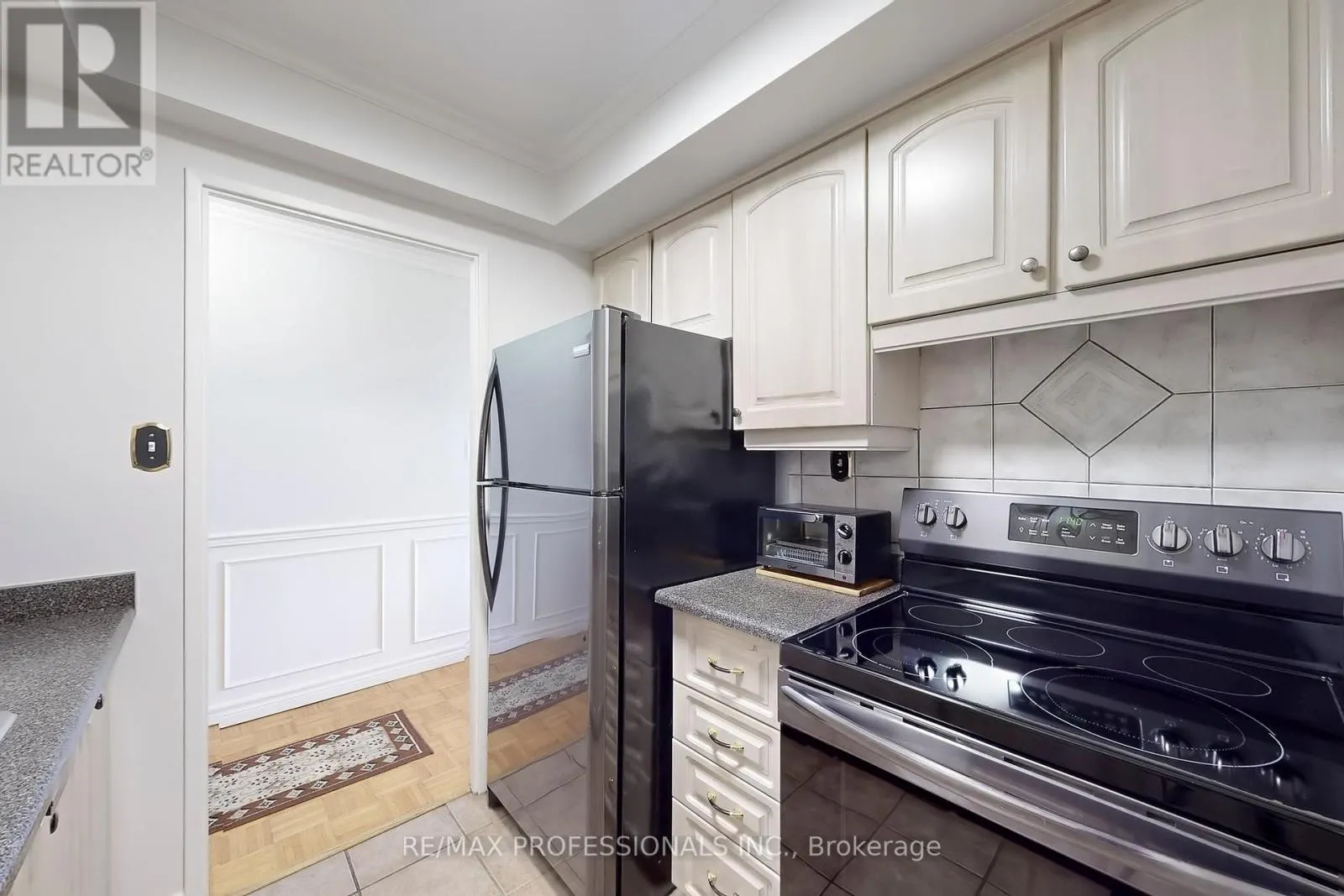806 - 1535 LAKESHORE ROAD E