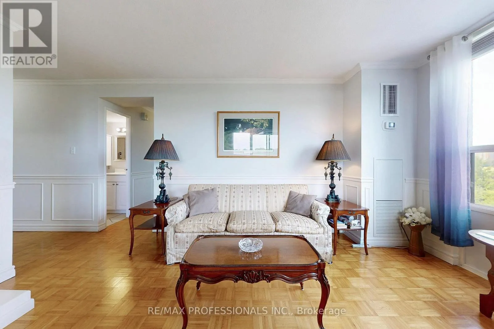 806 - 1535 LAKESHORE ROAD E