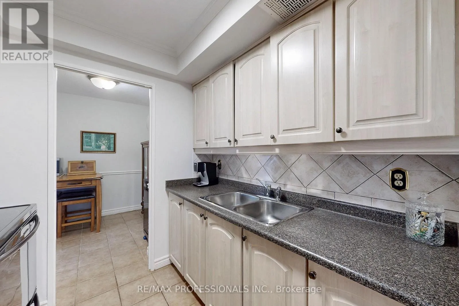 806 - 1535 LAKESHORE ROAD E