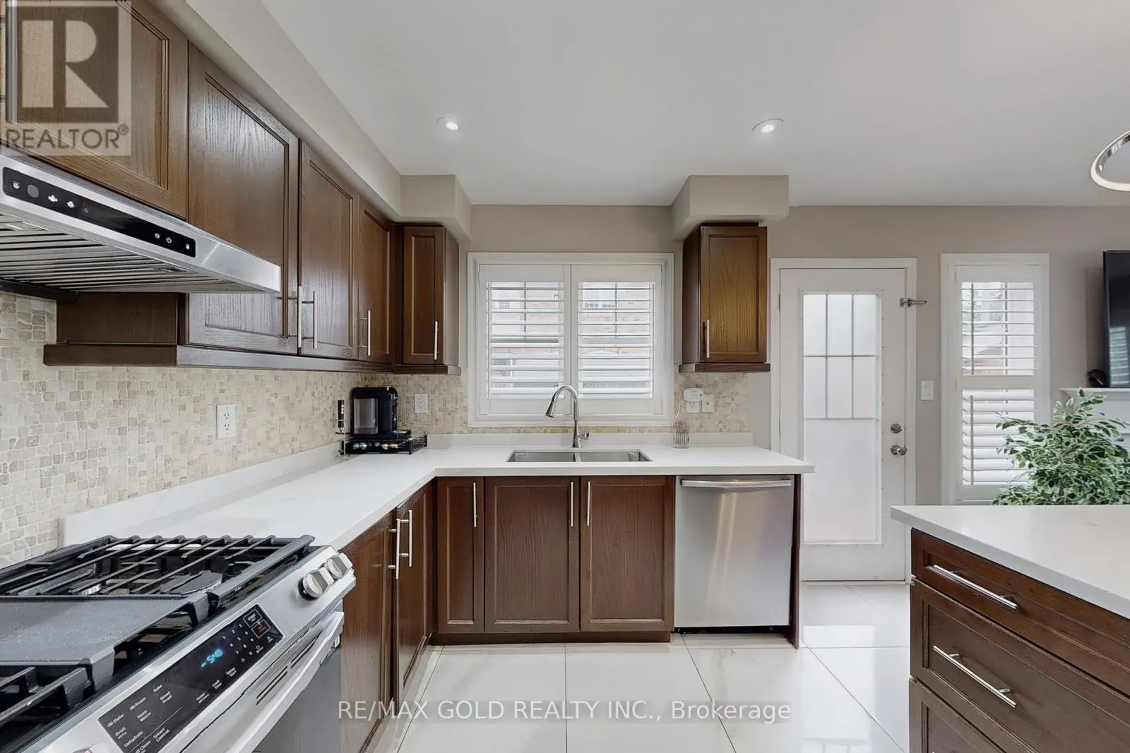 933 RAFTIS CRESCENT