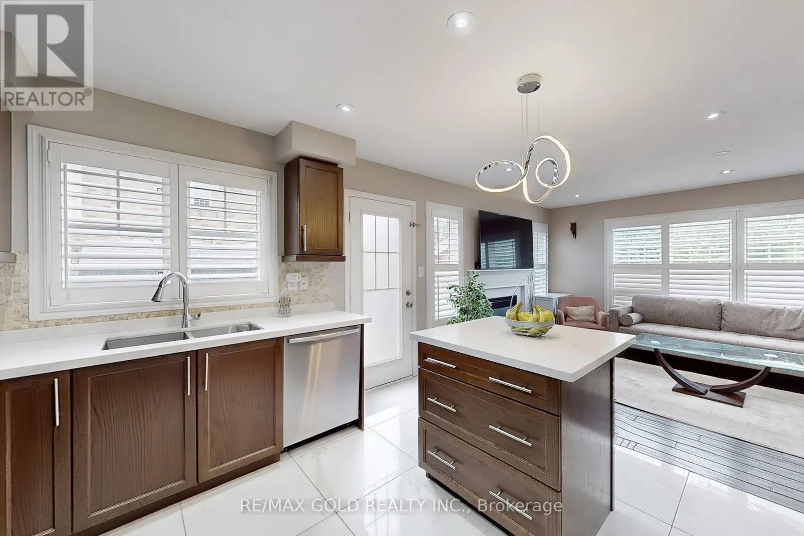 933 RAFTIS CRESCENT