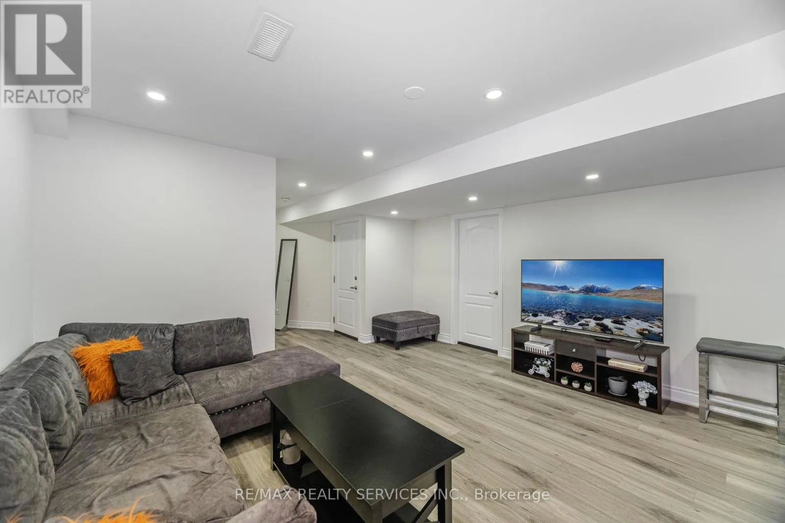 9 MEADOWCREEK ROAD