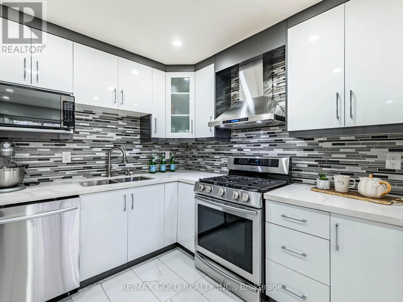 39 TESSLER CRESCENT