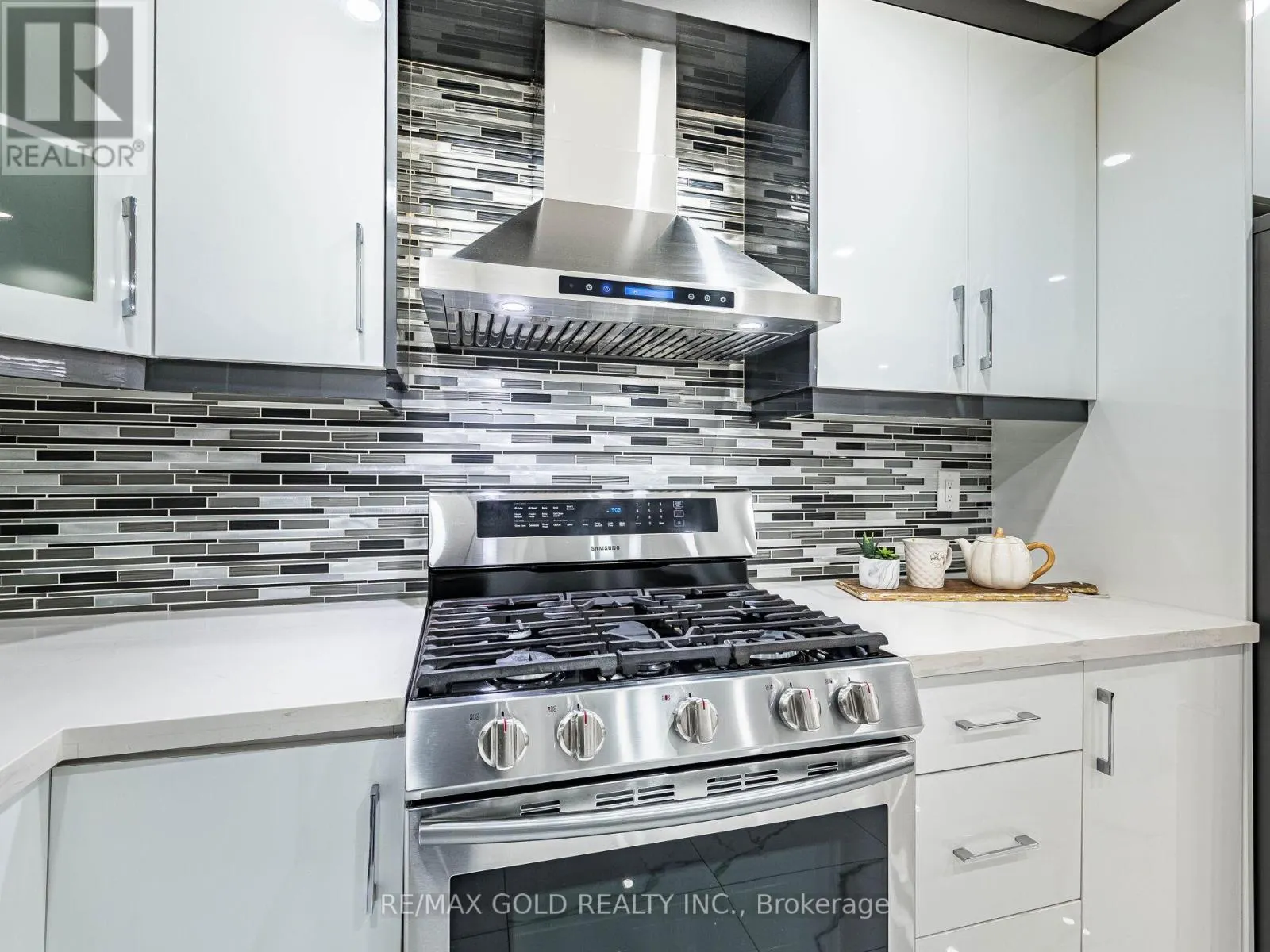 39 TESSLER CRESCENT