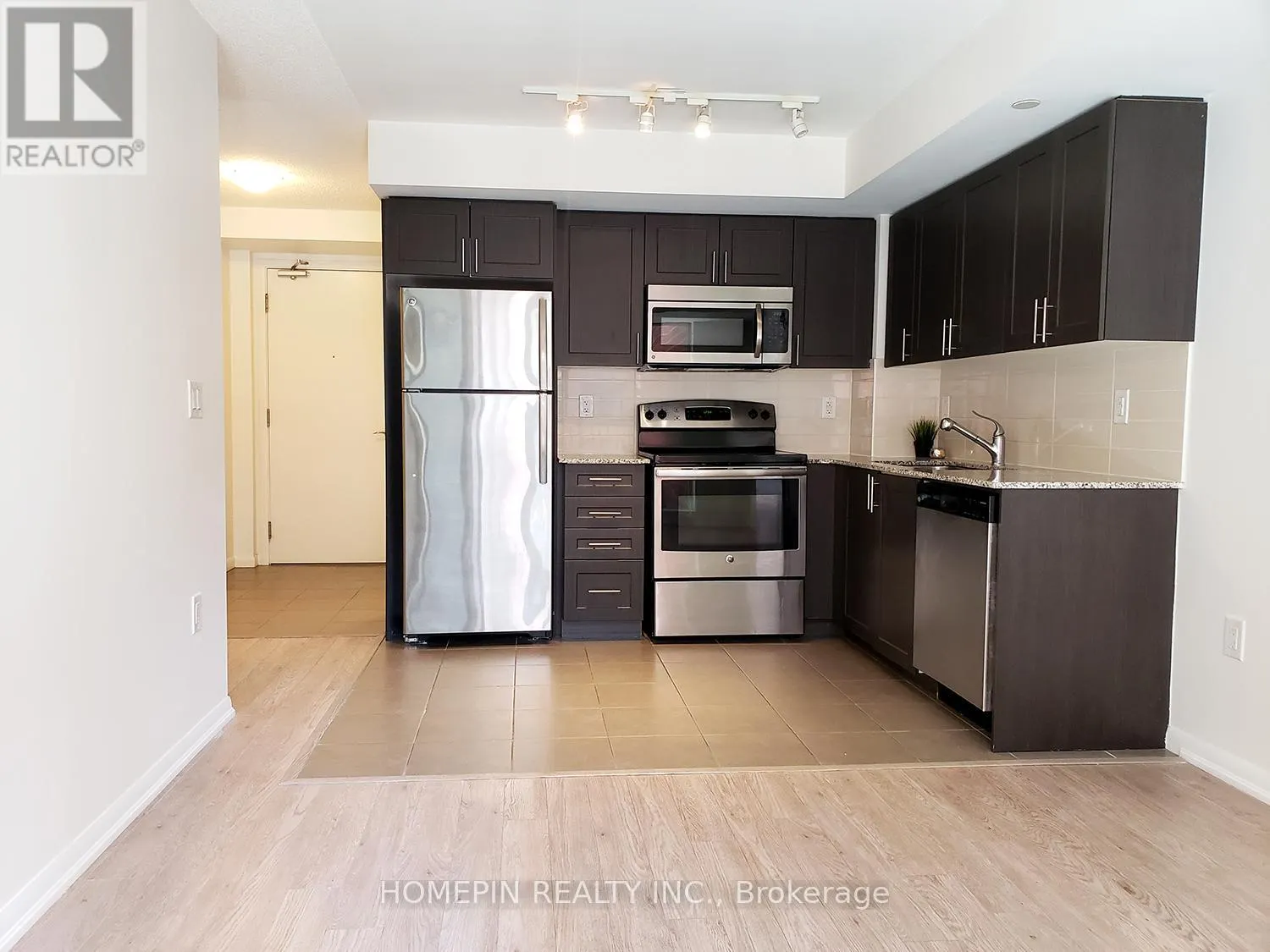 523 - 830 LAWRENCE AVENUE