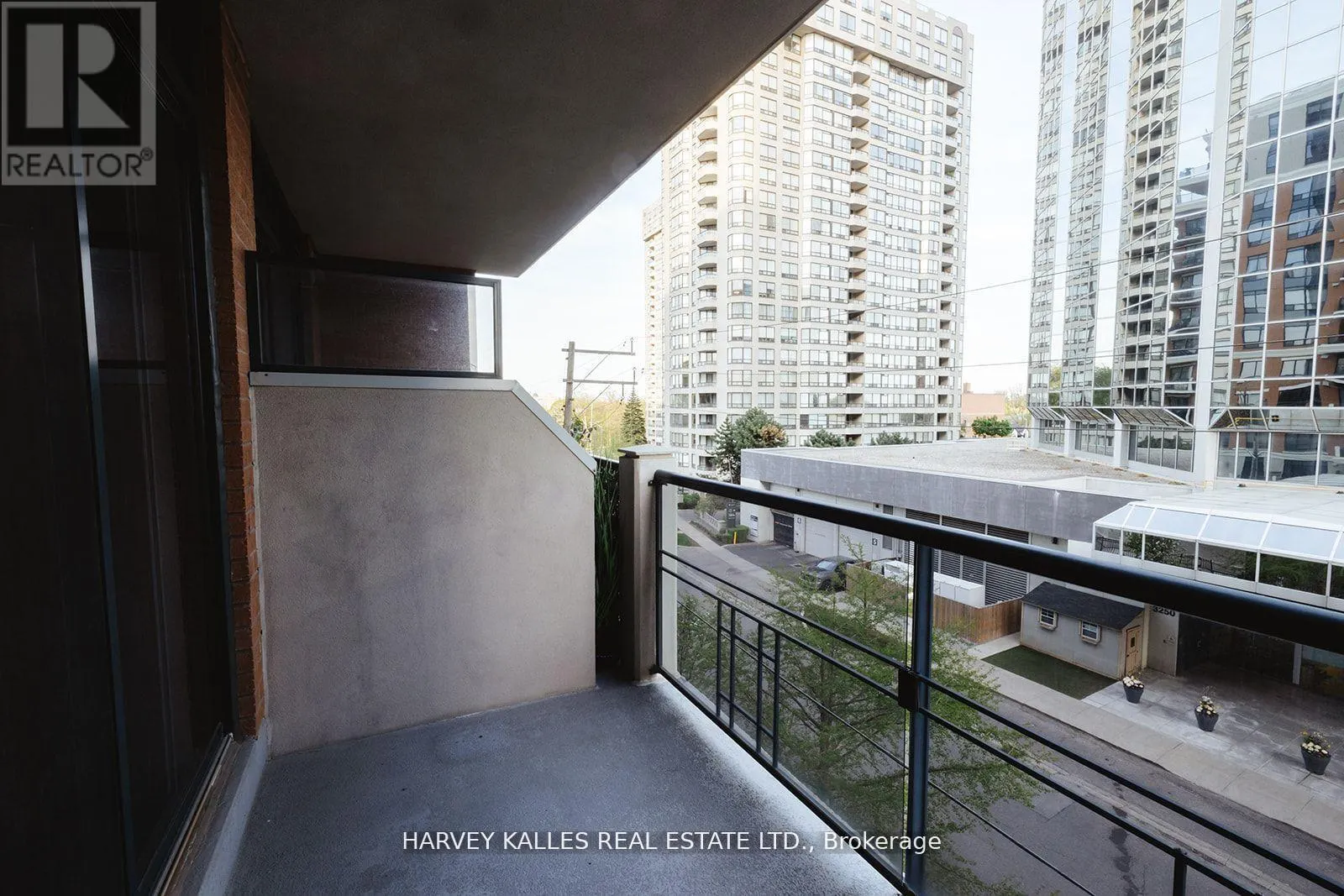 412 - 2 ABERFOYLE CRESCENT