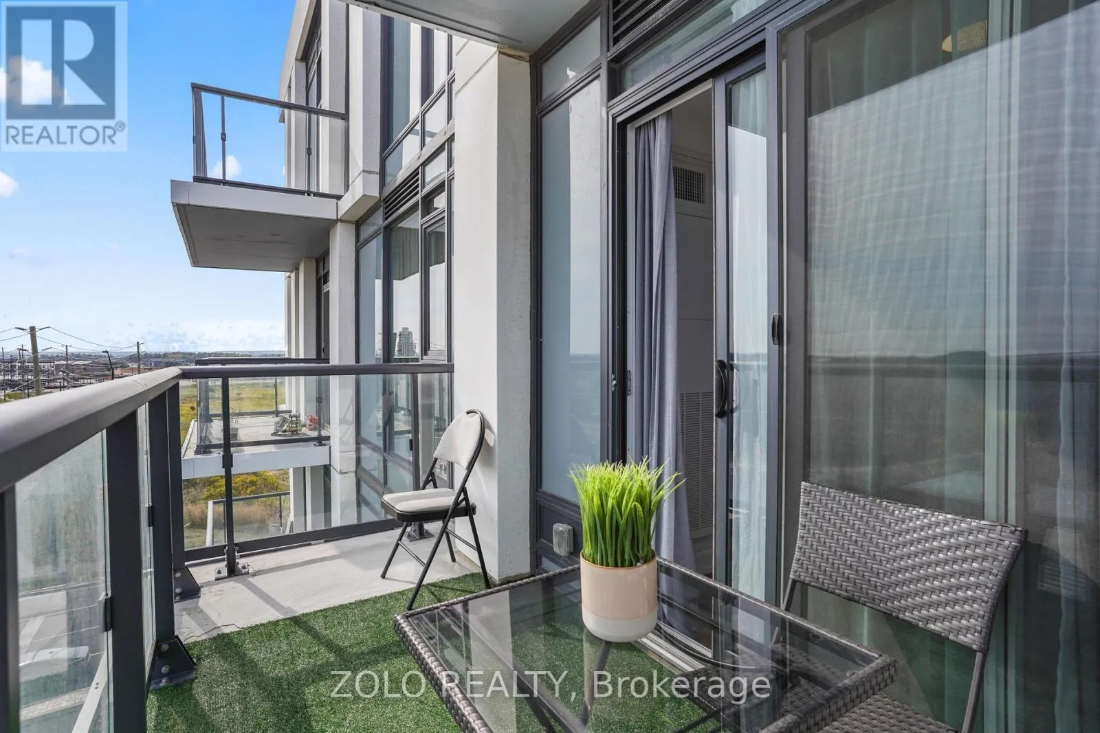 512 - 10 LAGERFELD DRIVE