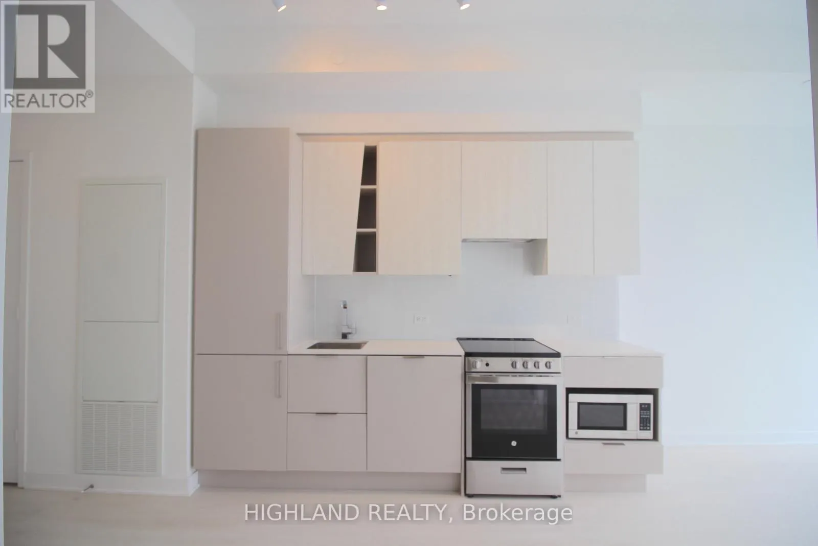 1212 - 3900 CONFEDERATION PARKWAY