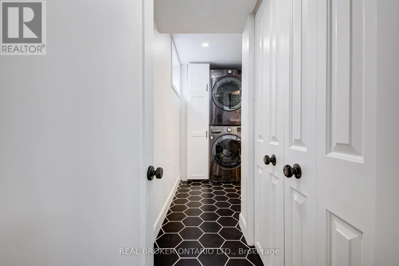 LOWER - 186 JEFFREY AVENUE