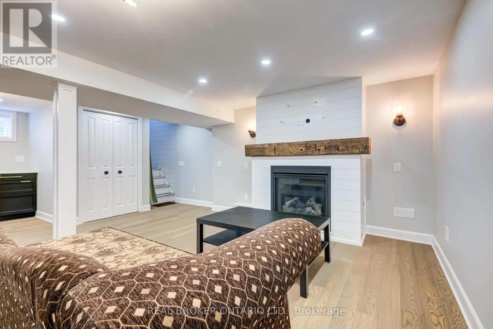 LOWER - 186 JEFFREY AVENUE