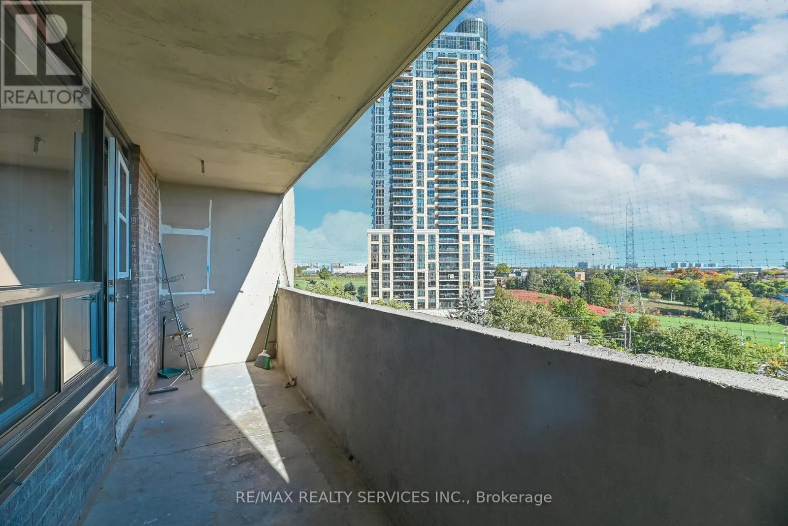 704 - 3390 WESTON ROAD