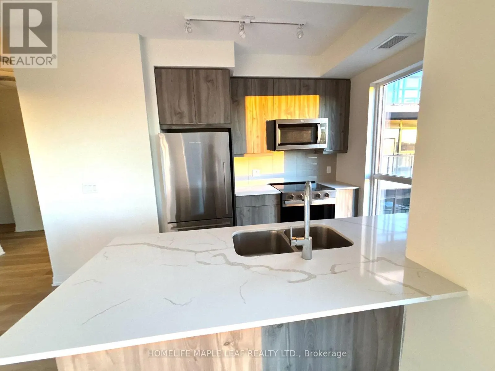 512 - 15 WATERGARDEN DRIVE