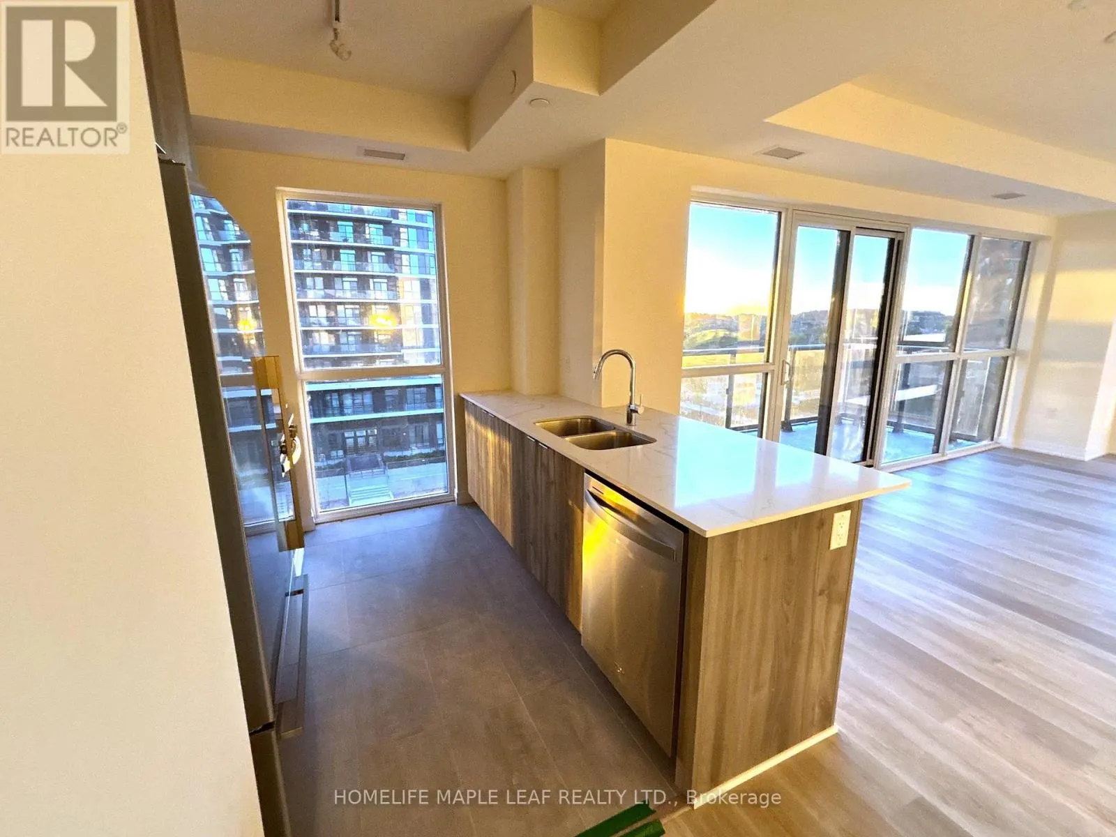 512 - 15 WATERGARDEN DRIVE