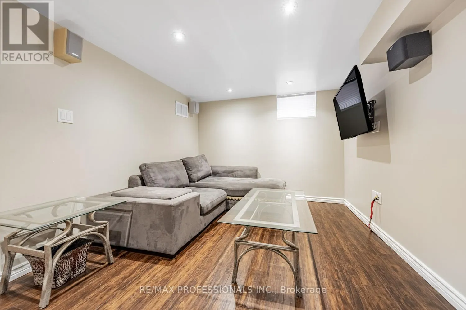 54 HOLMESDALE CRESCENT