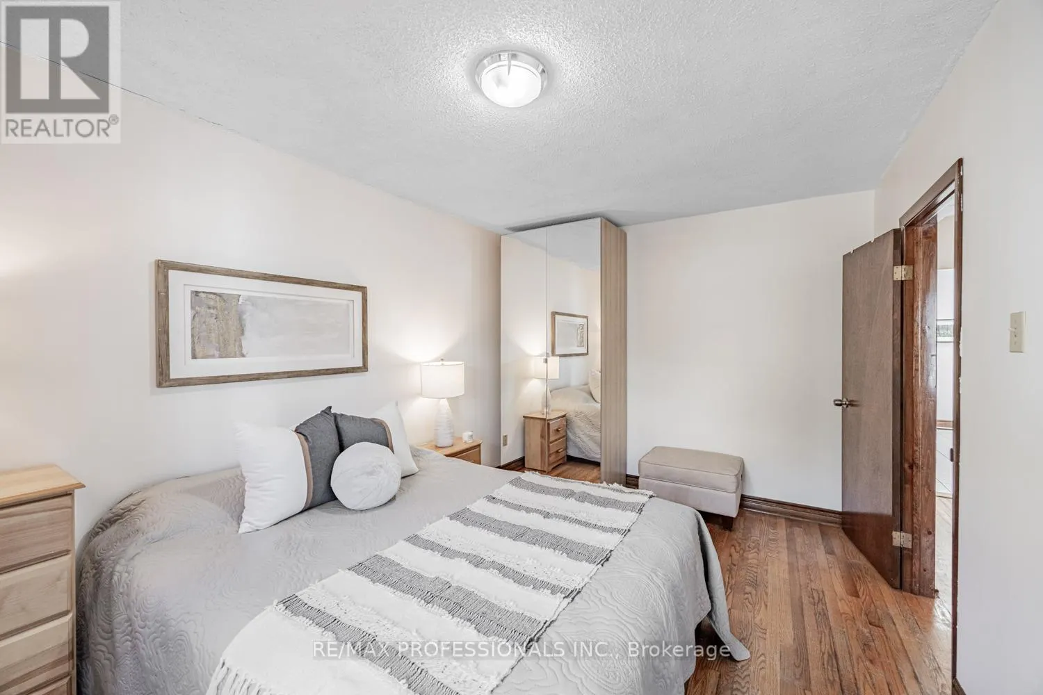 54 HOLMESDALE CRESCENT