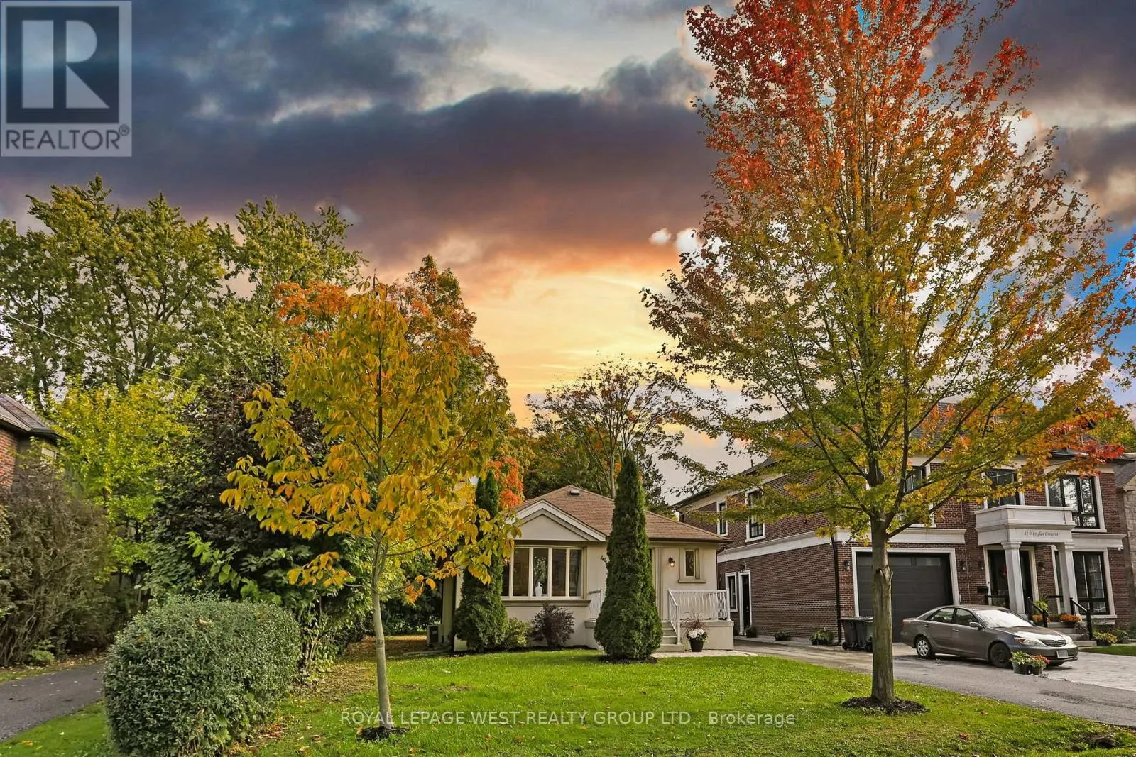 44 WESTGLEN CRESCENT