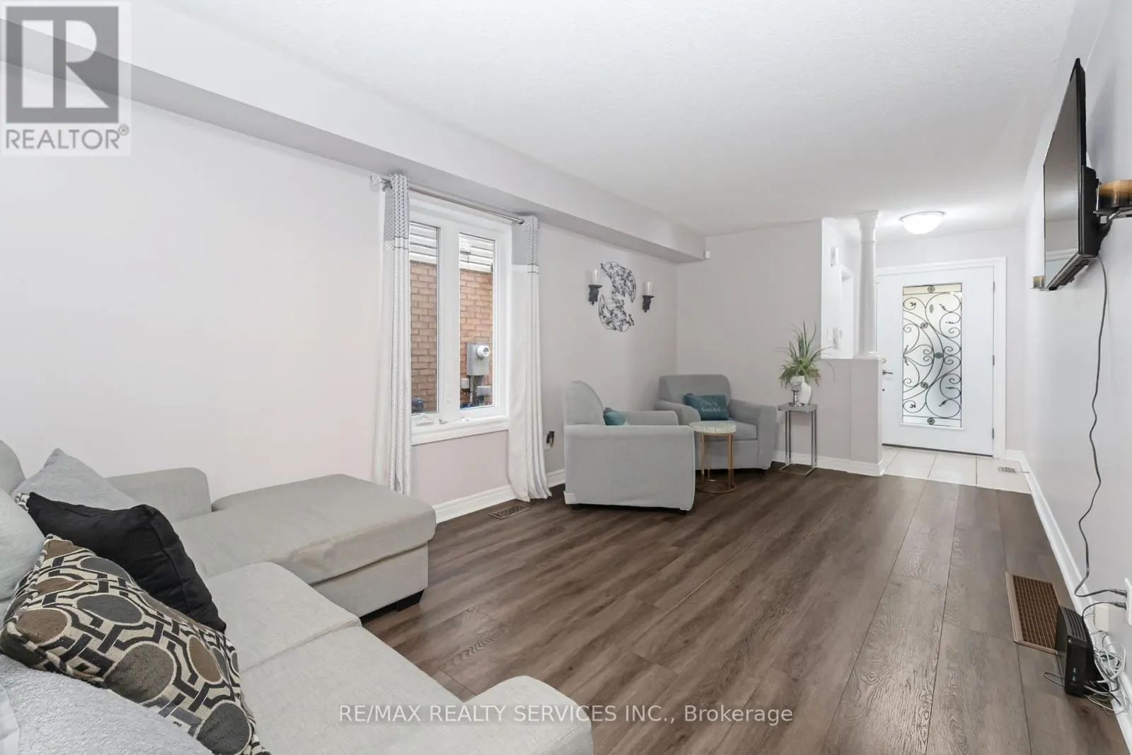 8 RIDGEMORE CRESCENT