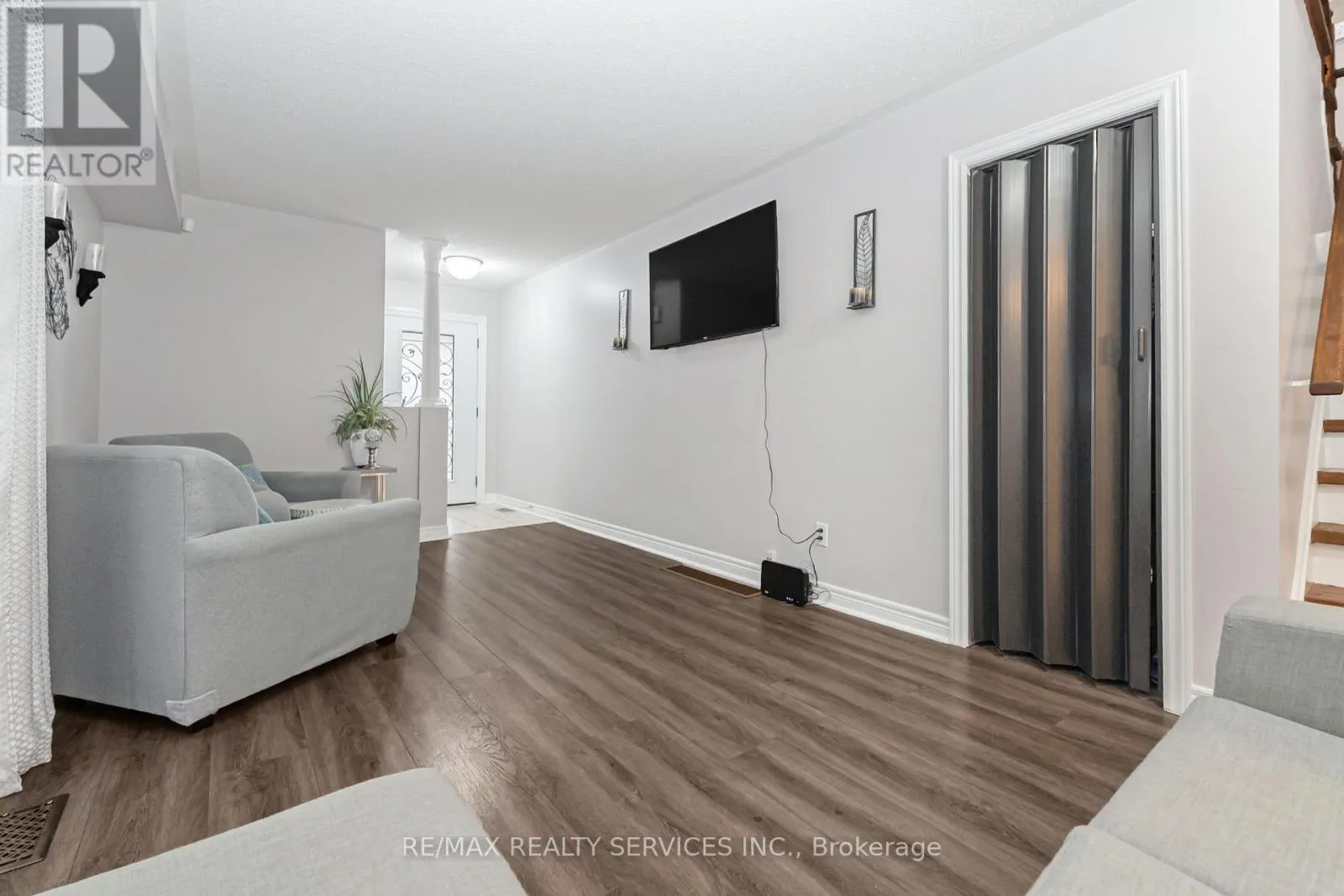 8 RIDGEMORE CRESCENT