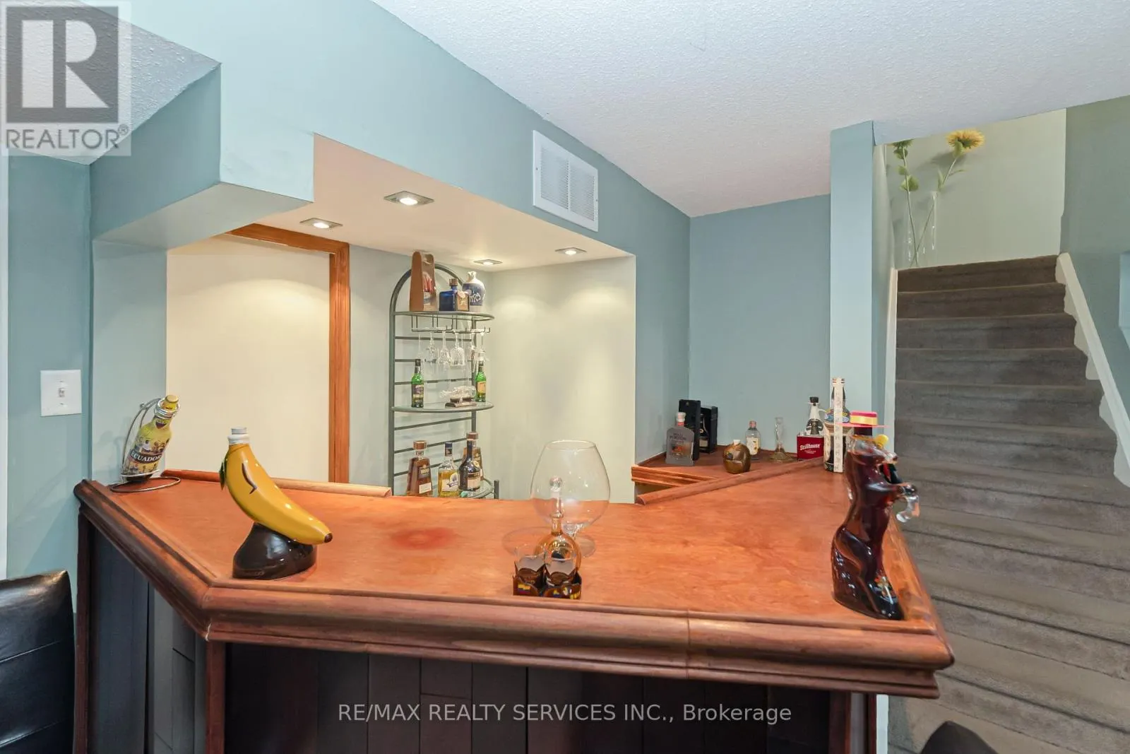 8 RIDGEMORE CRESCENT