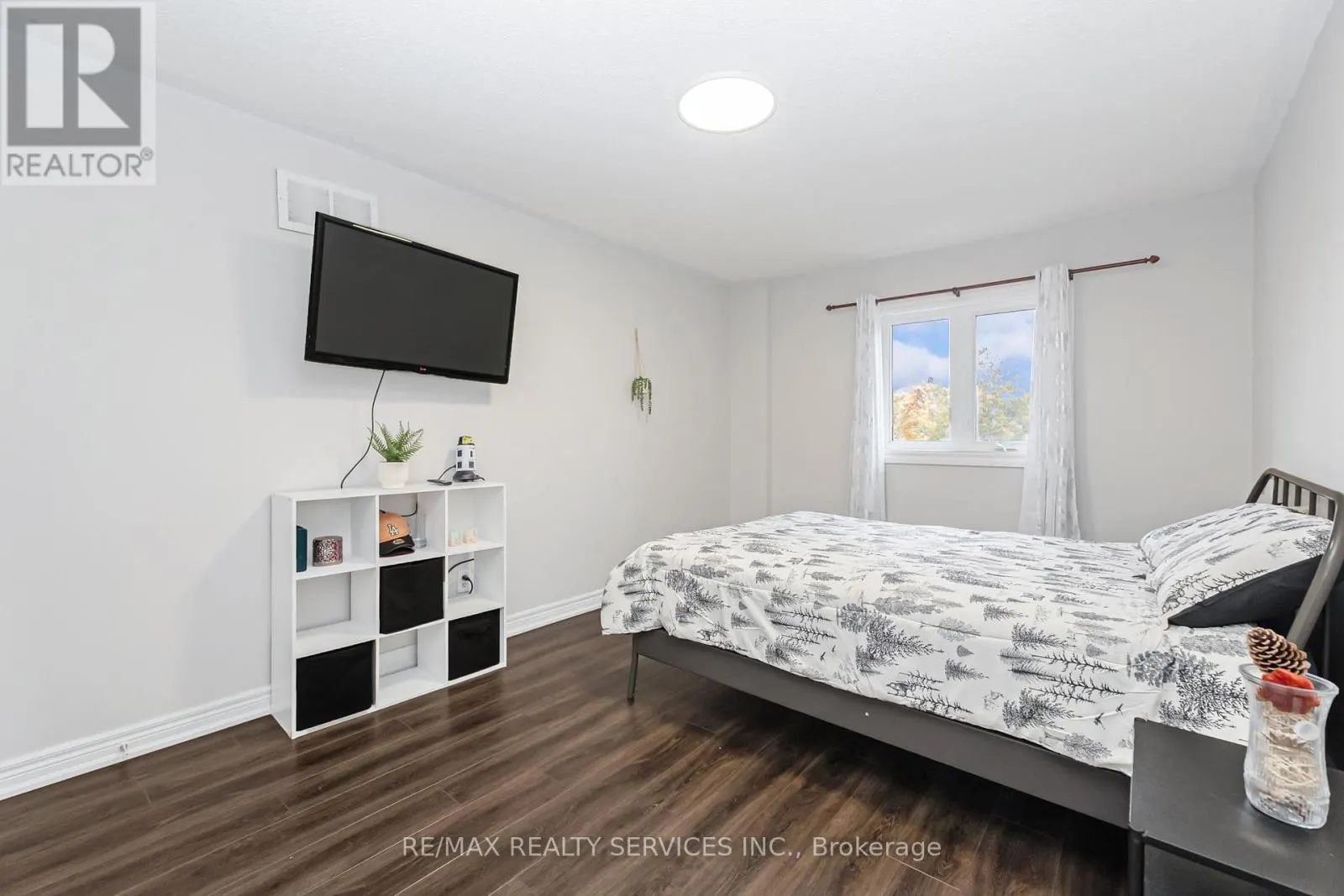 8 RIDGEMORE CRESCENT