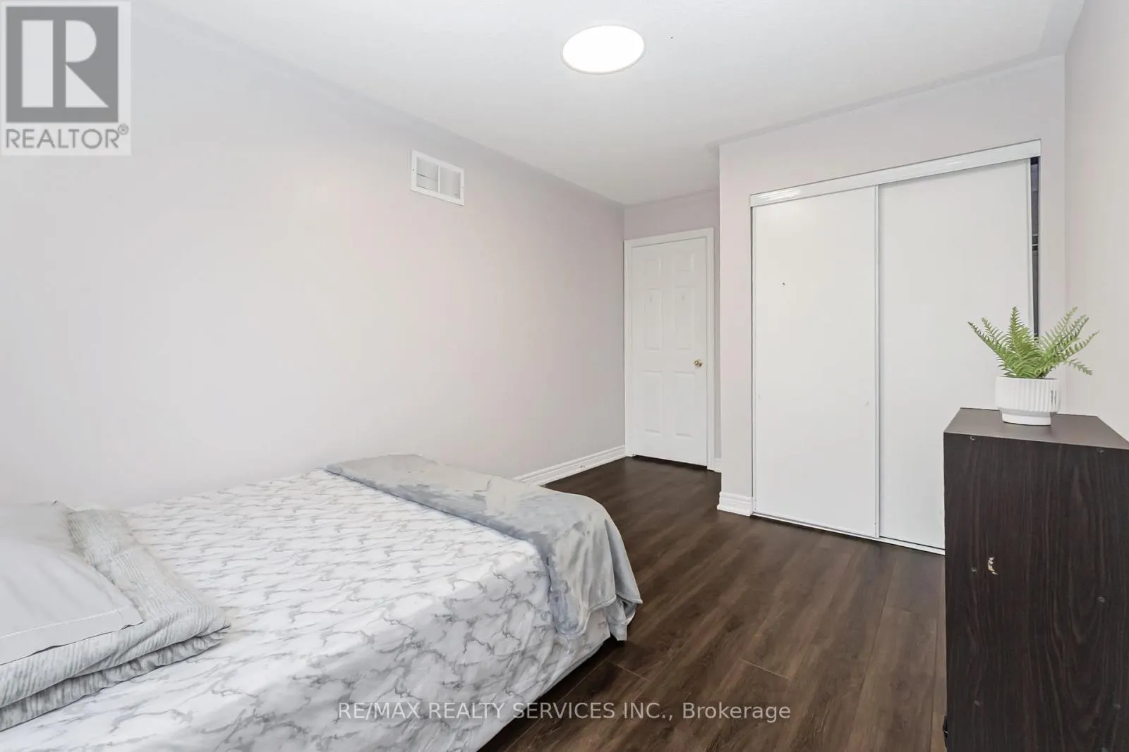 8 RIDGEMORE CRESCENT
