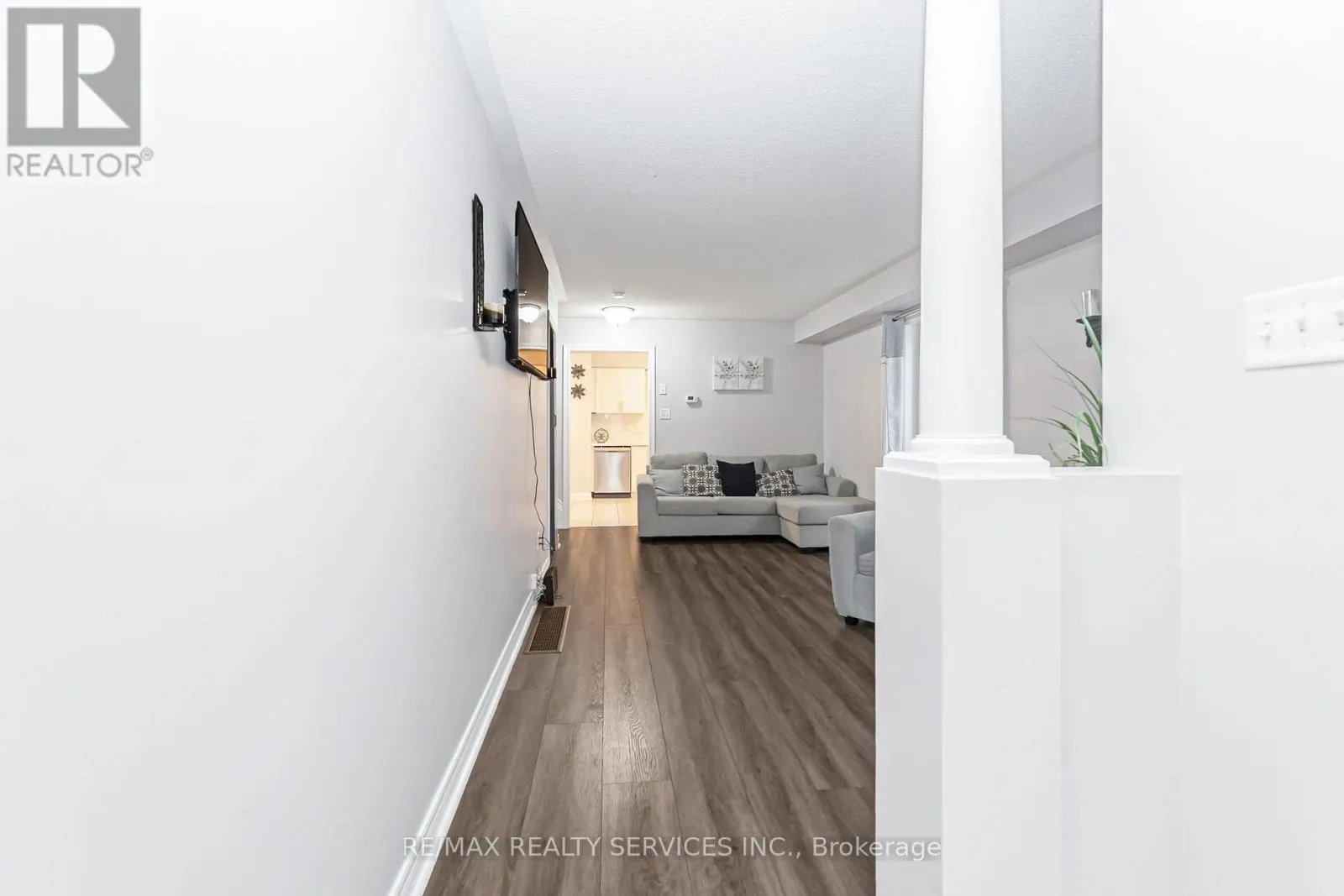 8 RIDGEMORE CRESCENT