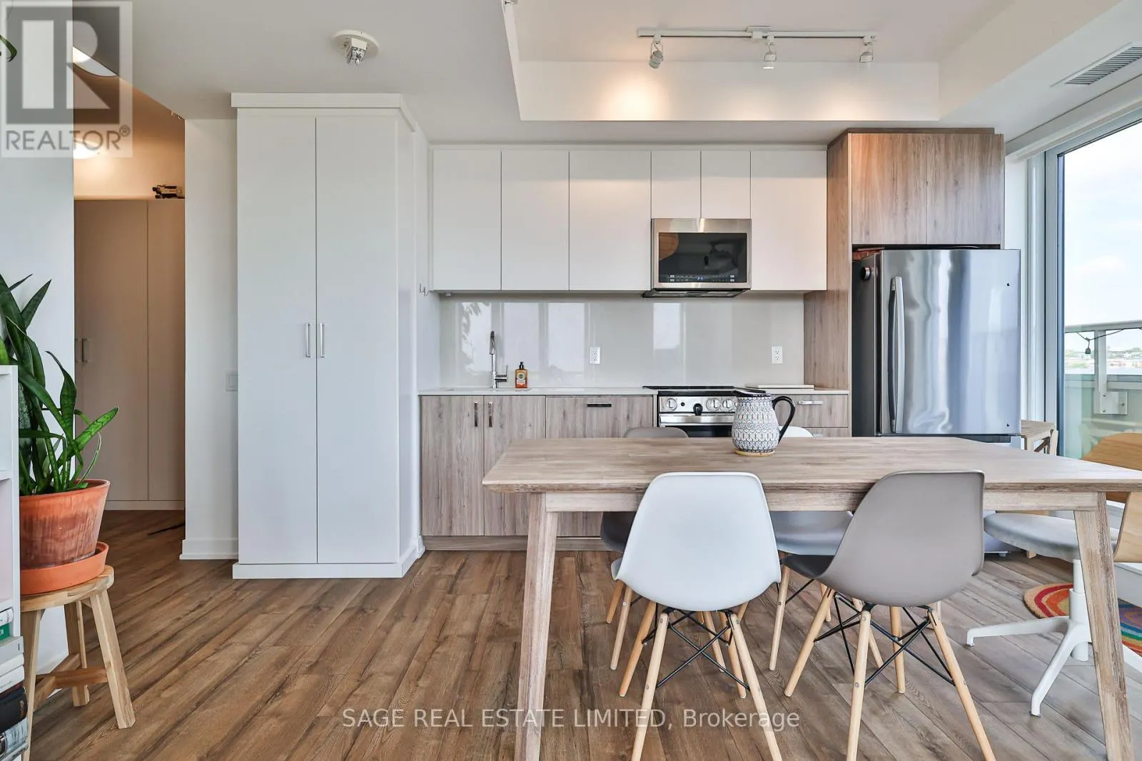 720 - 1787 ST CLAIR AVENUE