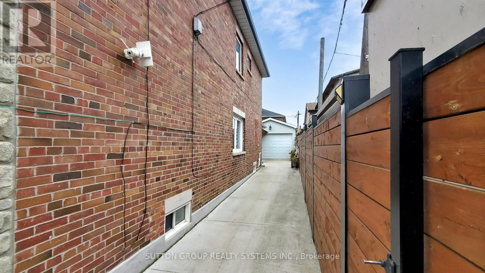 24 CHAMBERS AVENUE