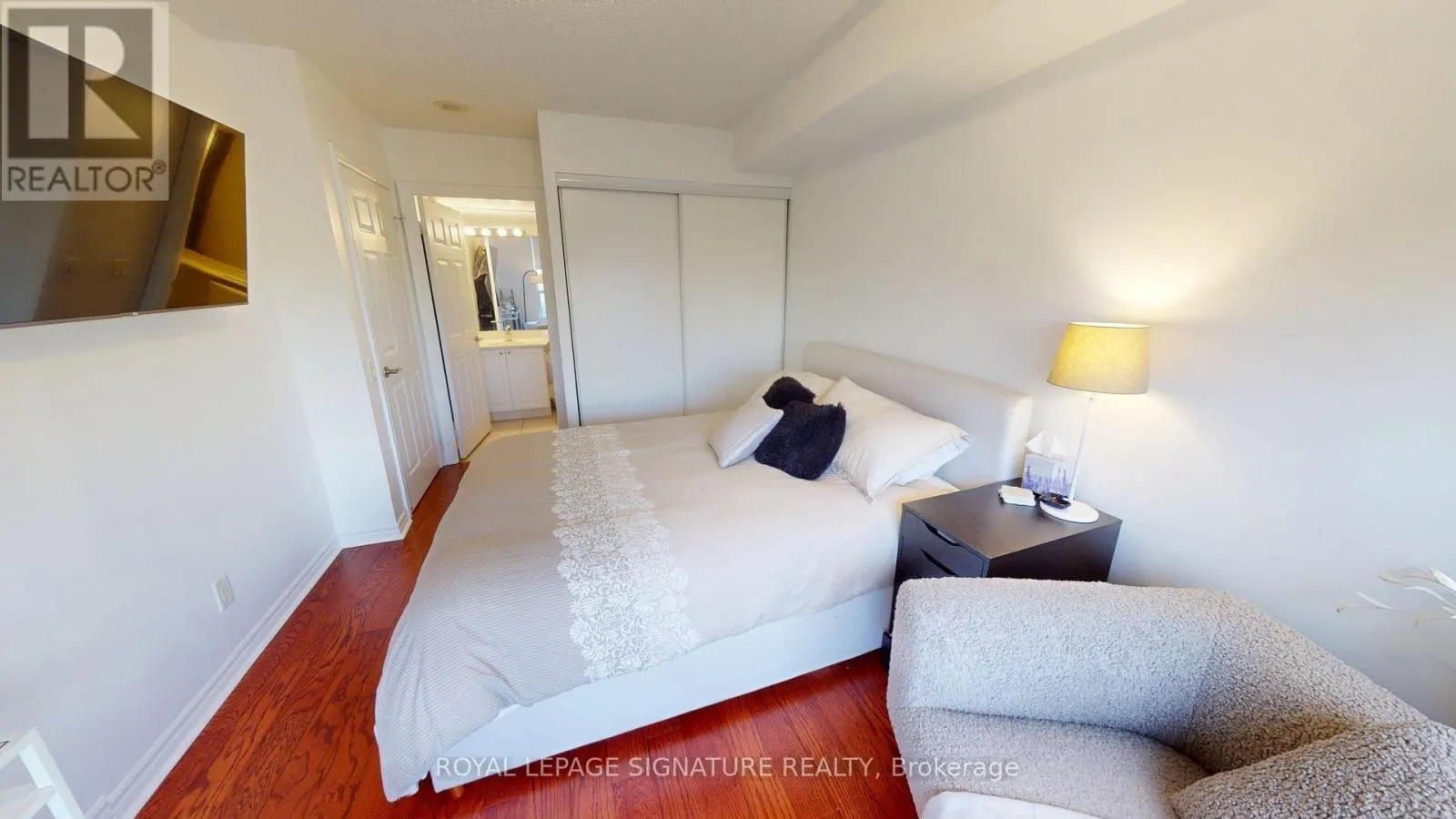 207 - 5229 DUNDAS STREET W