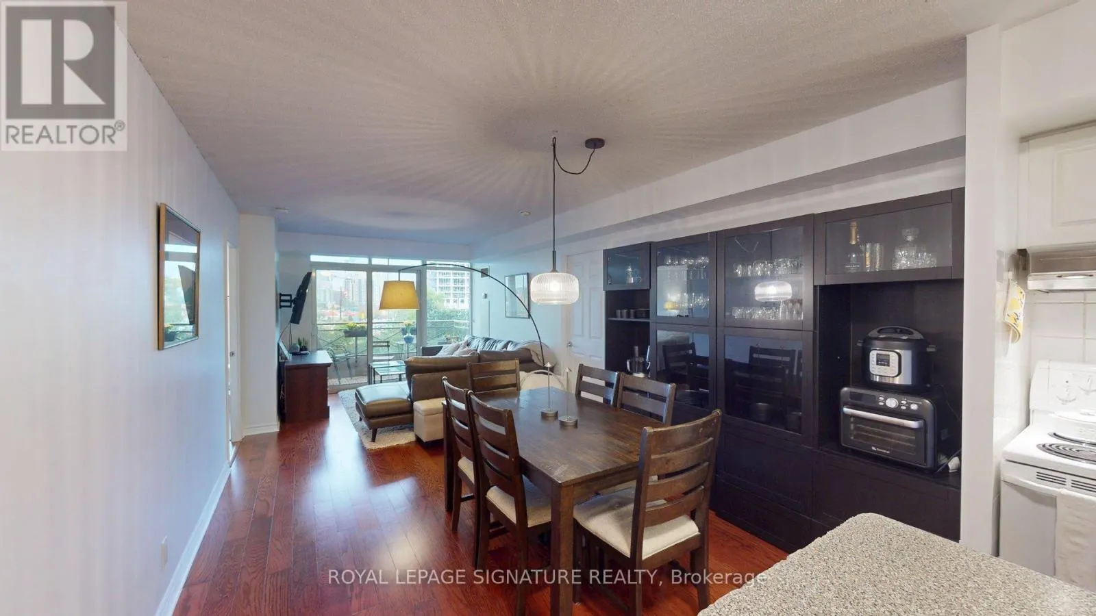 207 - 5229 DUNDAS STREET W