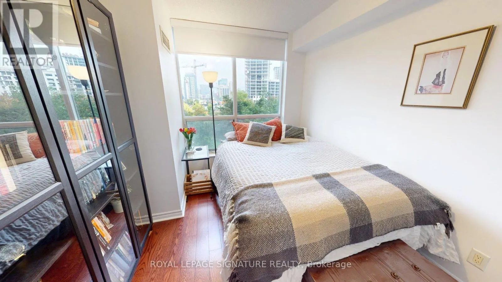 207 - 5229 DUNDAS STREET W