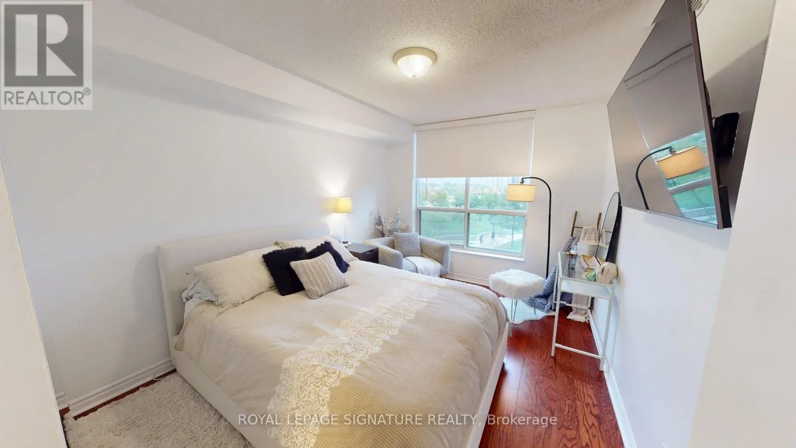 207 - 5229 DUNDAS STREET W