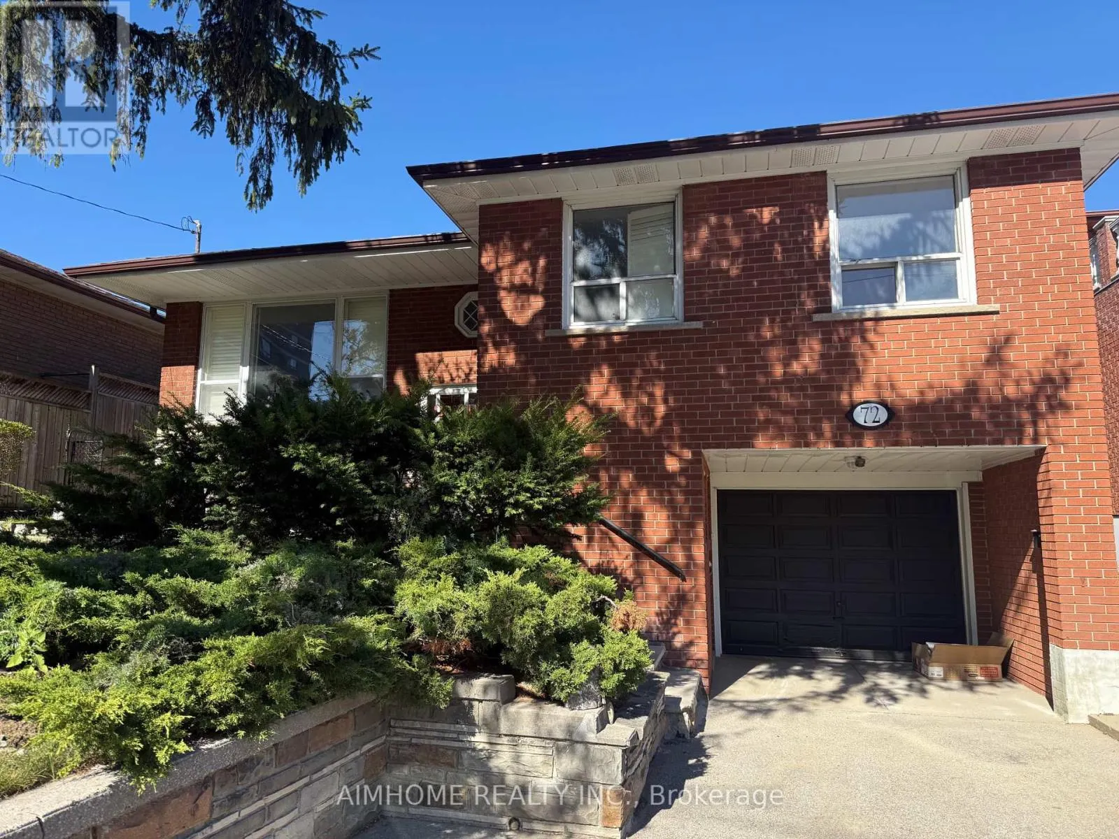72 LA ROSE AVENUE
