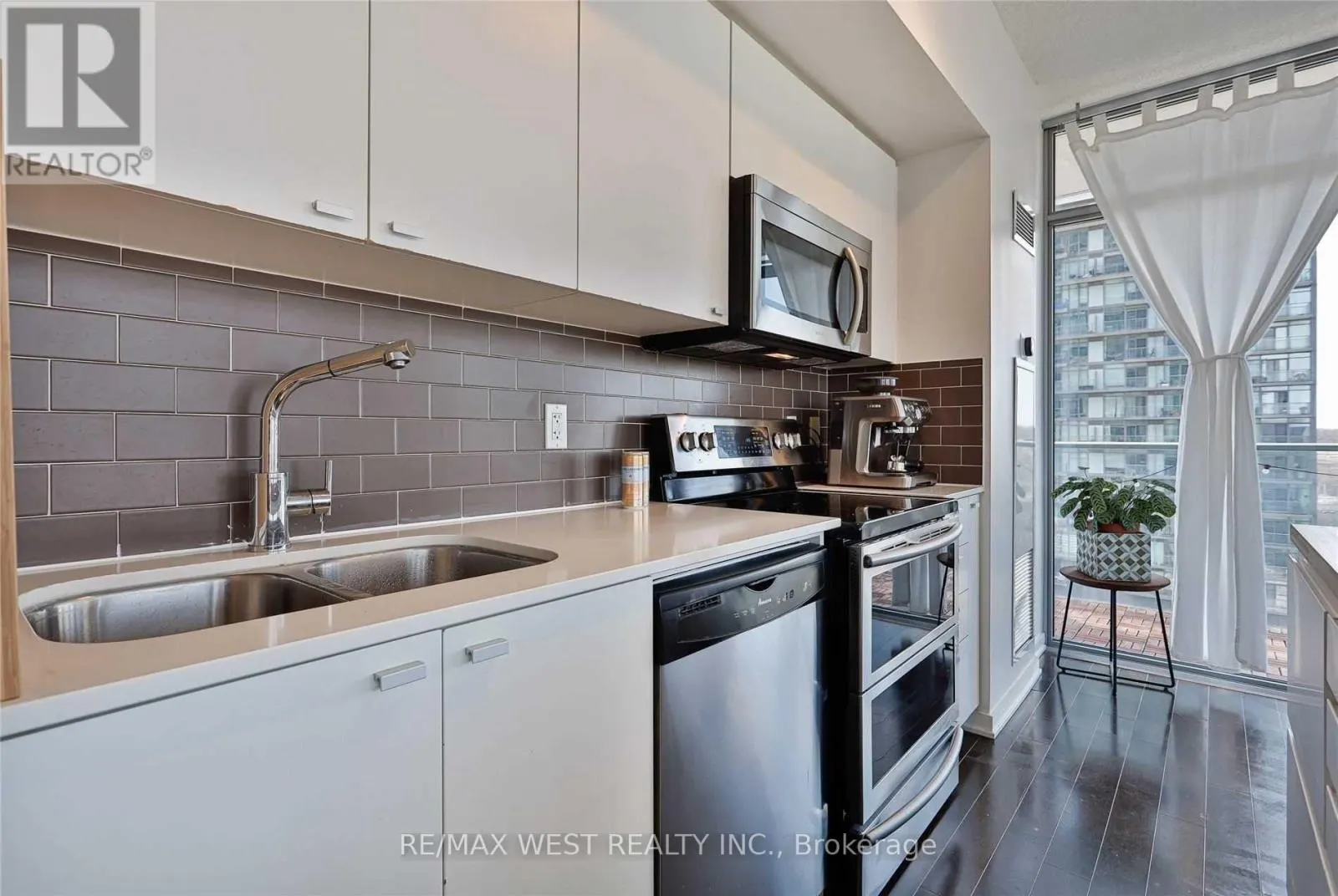 813 - 103 THE QUEENSWAY