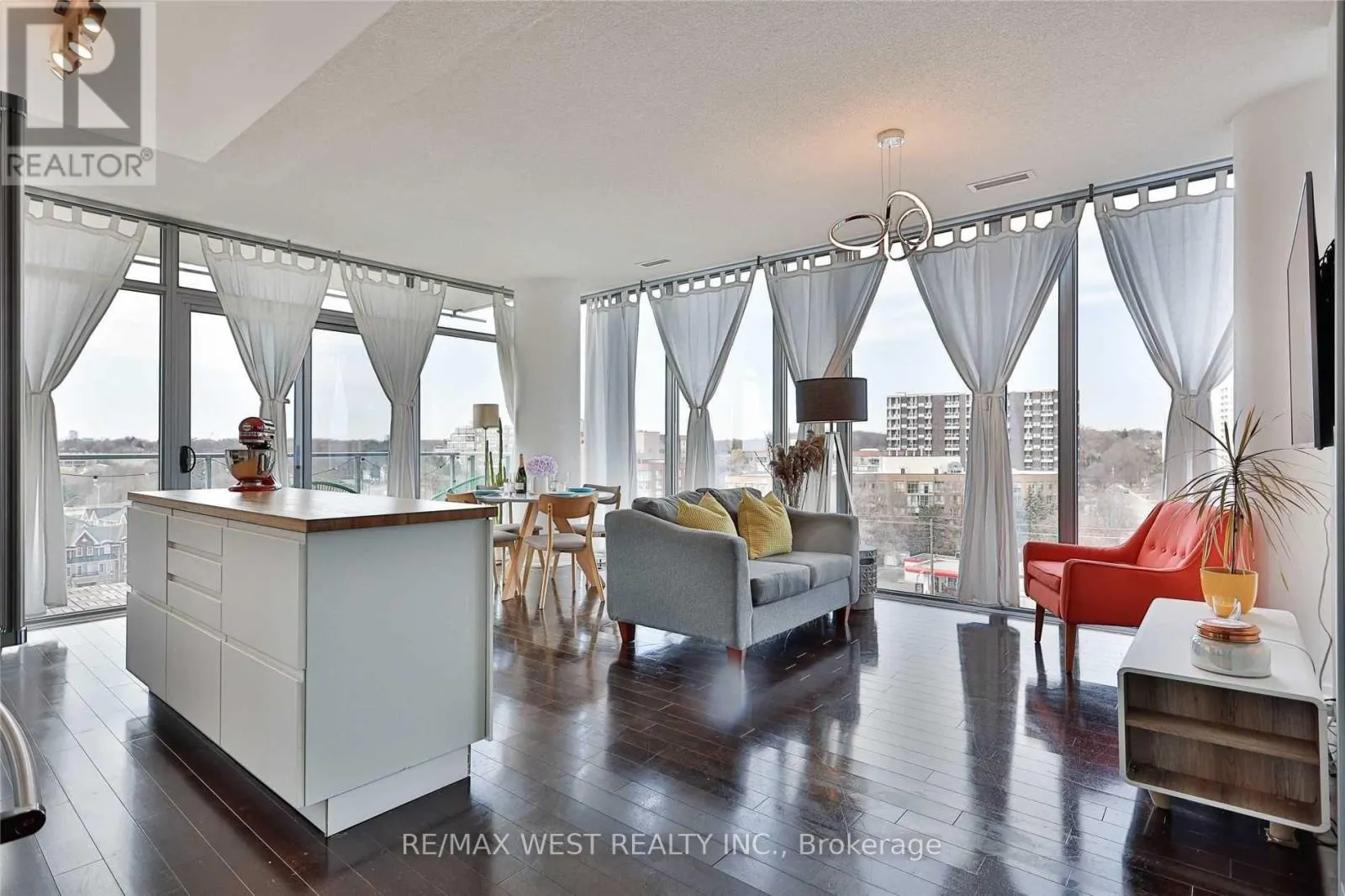 813 - 103 THE QUEENSWAY