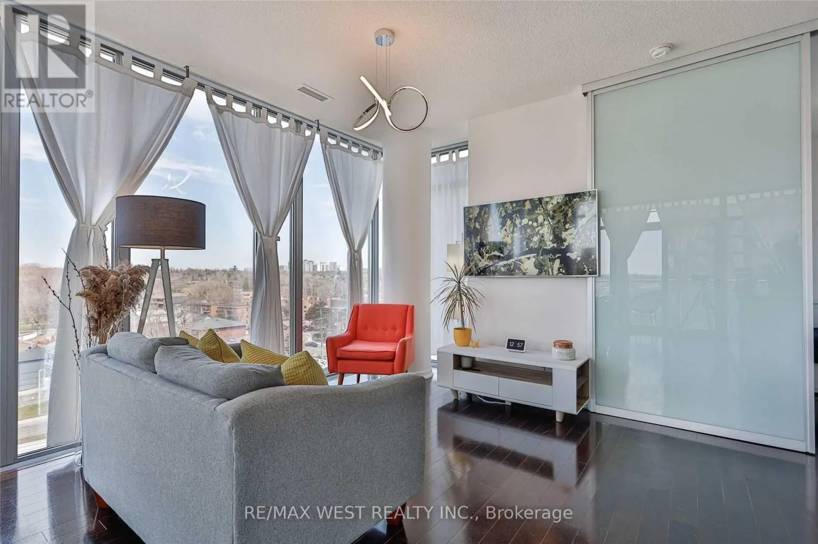 813 - 103 THE QUEENSWAY