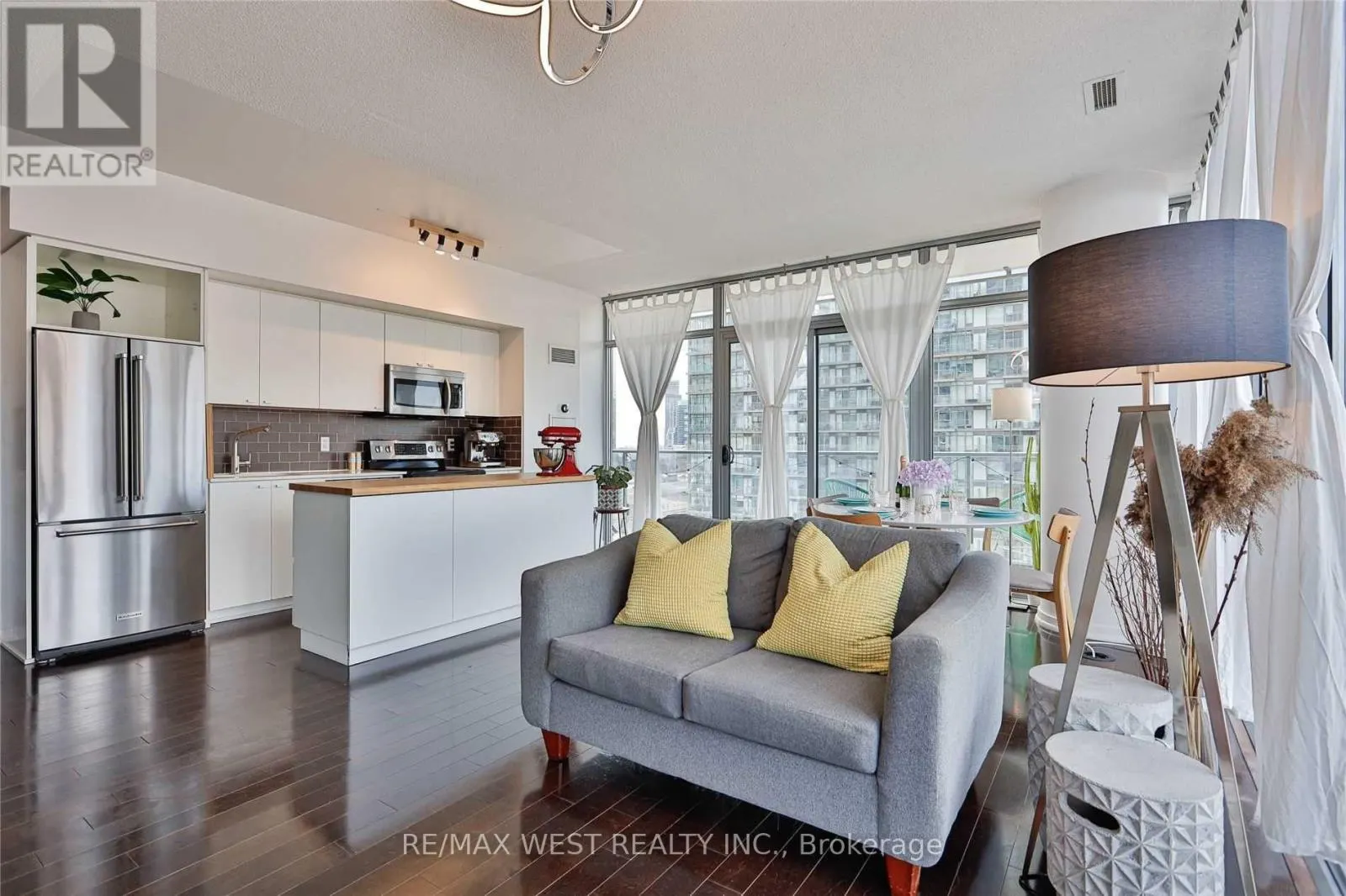 813 - 103 THE QUEENSWAY