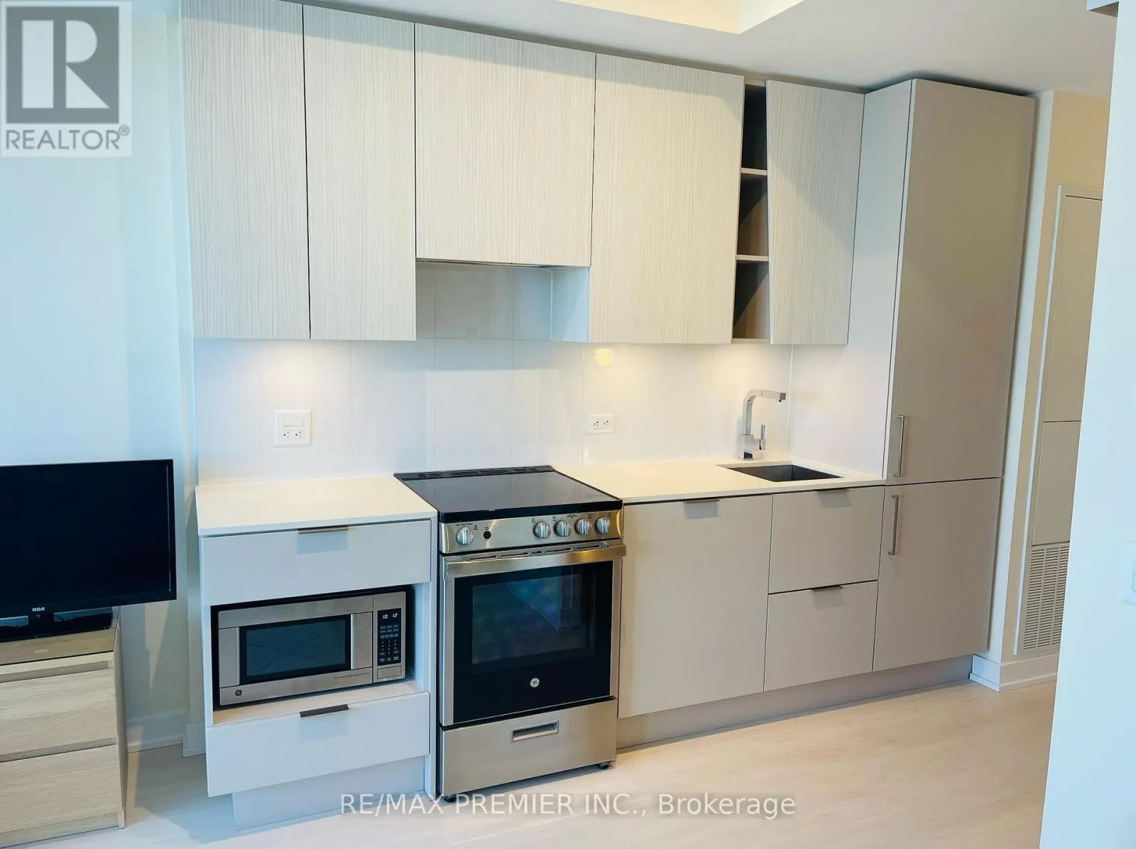 3407 - 3900 CONFEDERATION PARKWAY