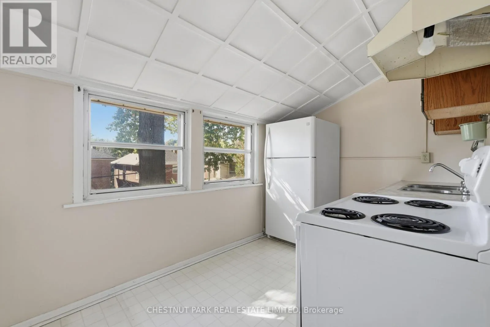 6 HIGHVIEW CRESCENT