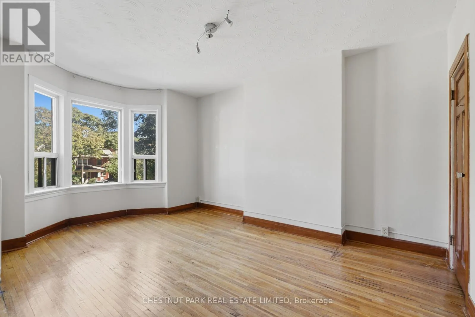 6 HIGHVIEW CRESCENT