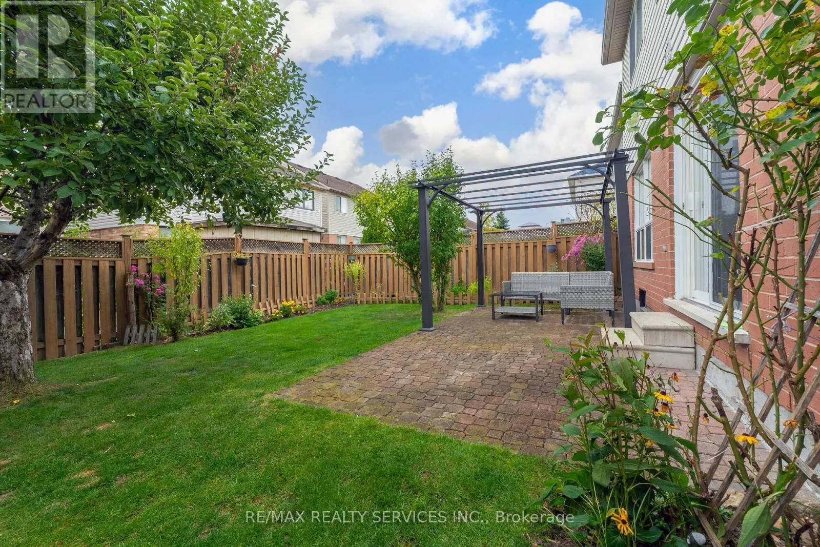 22 THORPE CRESCENT