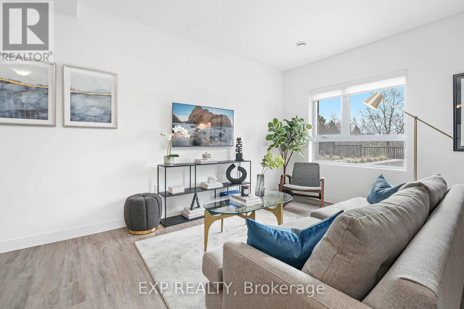 TH2 - 100 MANETT CRESCENT