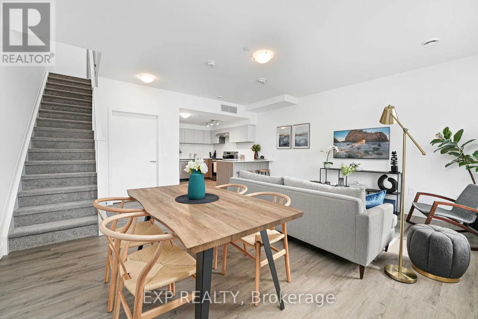 TH2 - 100 MANETT CRESCENT