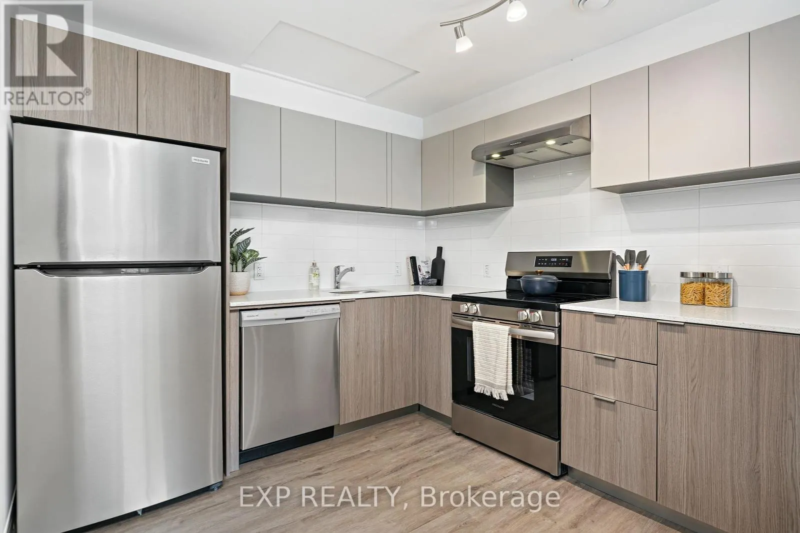 TH2 - 100 MANETT CRESCENT