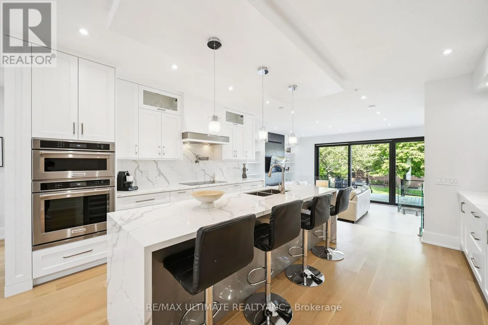 212 QUEENSLEA AVENUE