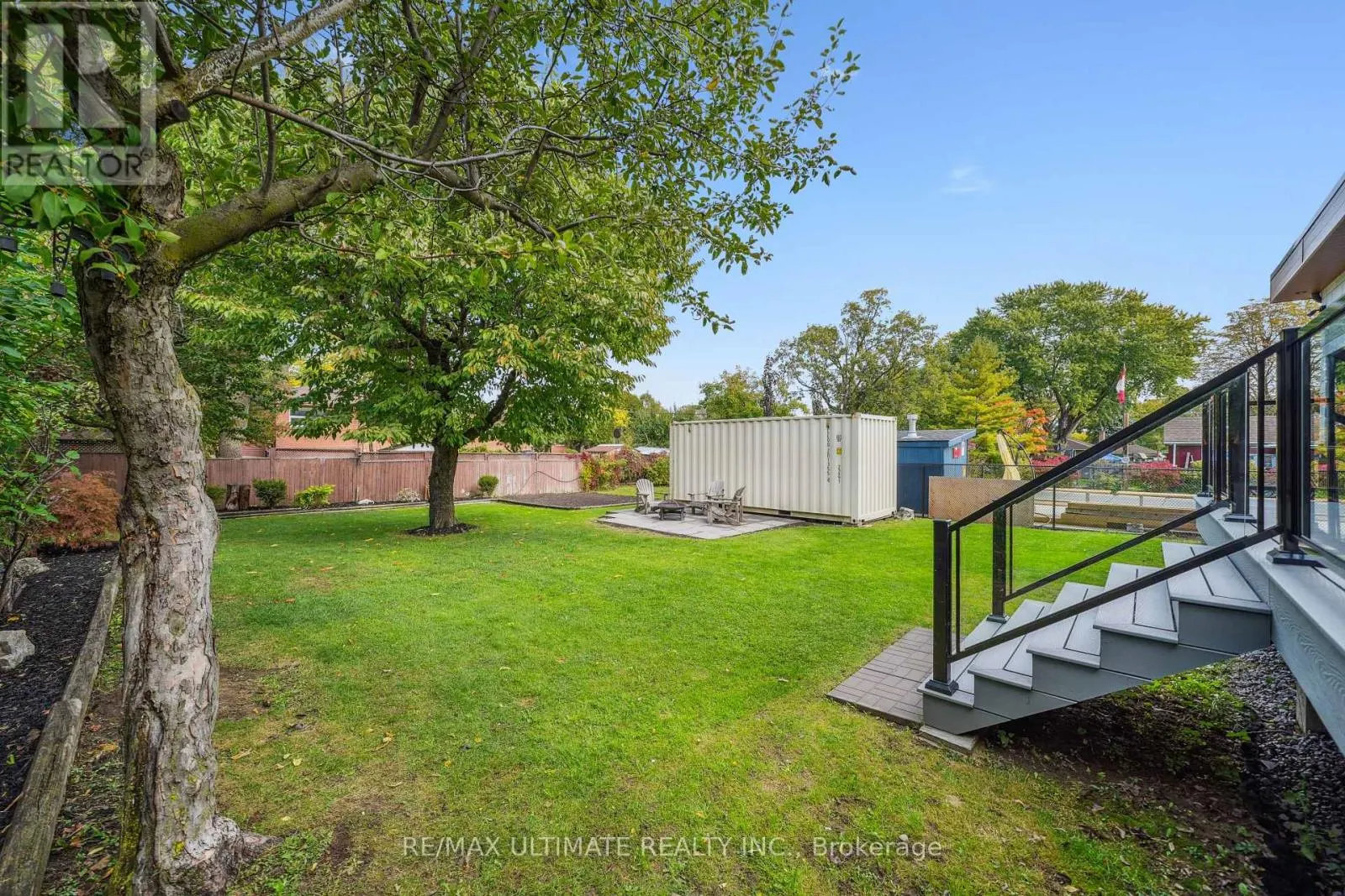 212 QUEENSLEA AVENUE