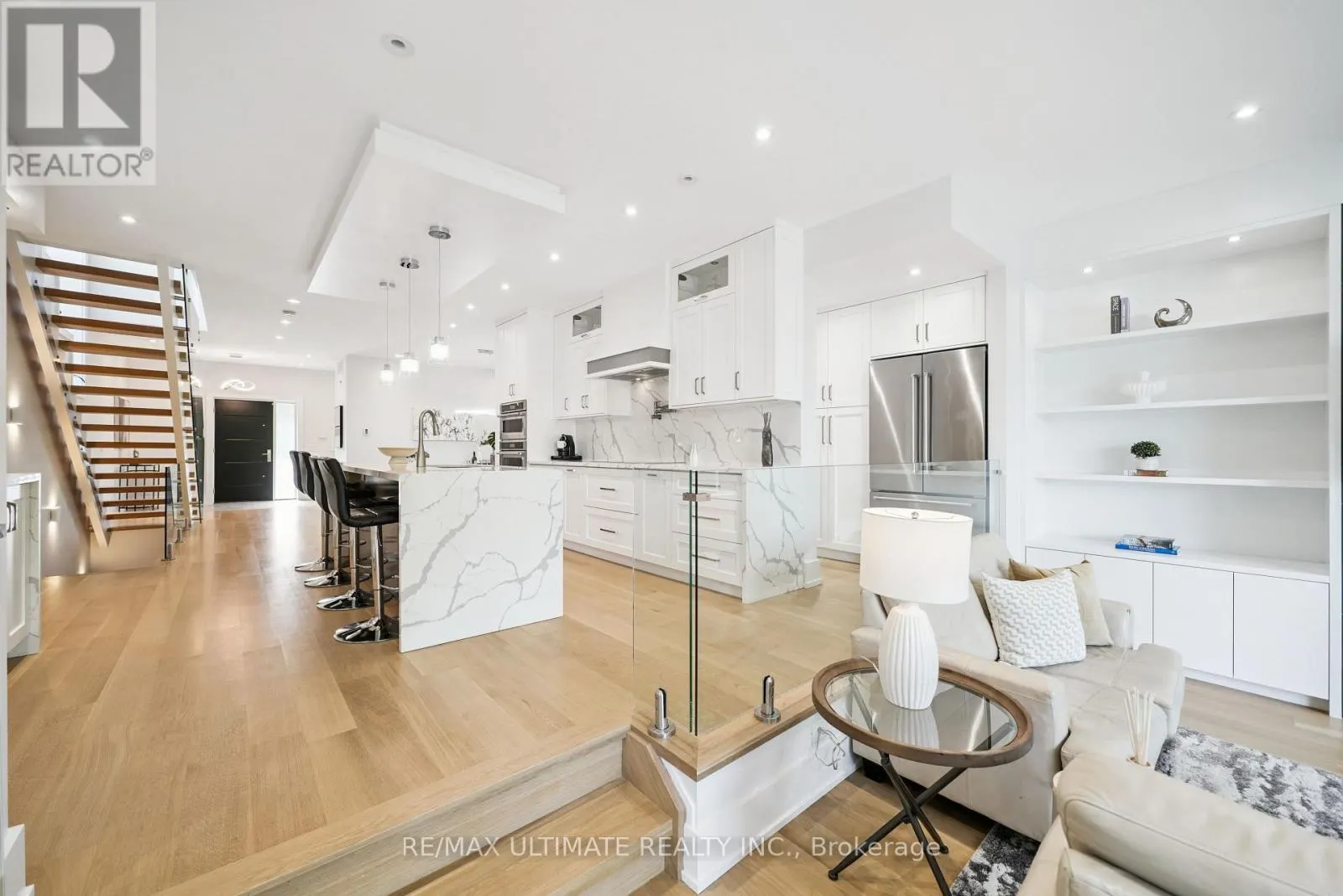 212 QUEENSLEA AVENUE